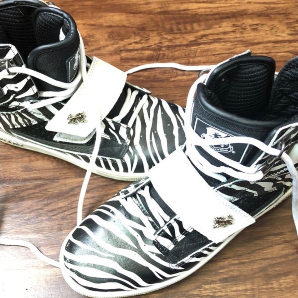 NEW VLADO GIRLS SHOES SIZE 6.5